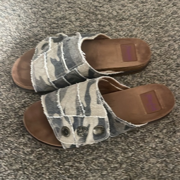 Blowfish Malibu Camo Slide Sandals - Size 11 - Picture 3 of 4
